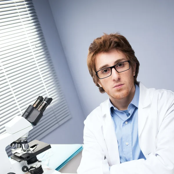 Jonge onderzoeker in het laboratorium — Stockfoto
