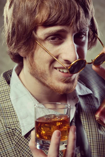 Vintage kille att ha en stark drink — Stockfoto