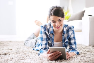 tablet ile oturma odasında rahatlatıcı