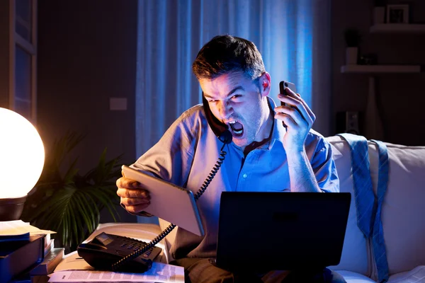 Empresário que trabalha horas extras em casa — Fotografia de Stock