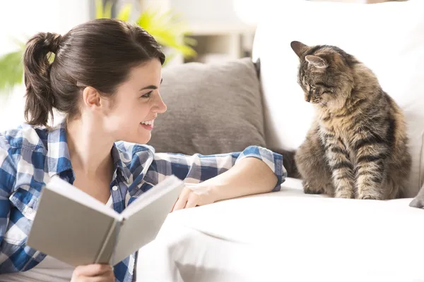 Mulher brincando com gato — Fotografia de Stock