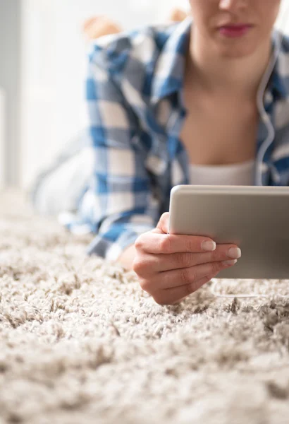 Relajante en la sala de estar con tableta — Foto de Stock