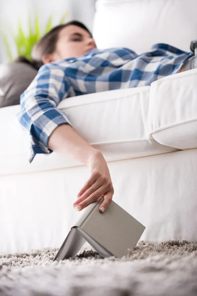 Kvinna som sover på soffan med bok — Stockfoto