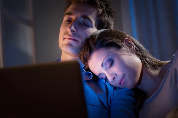 Jovem casal em casa com laptop — Fotografia de Stock