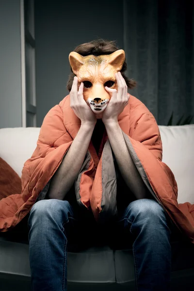 Человек в маске лисы — стоковое фото