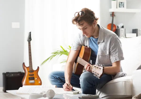 Compositora componiendo una canción —  Fotos de Stock