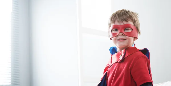 Ребенок супергероя — стоковое фото