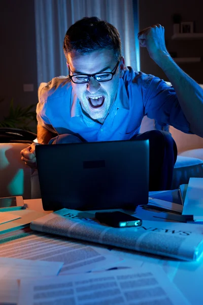 Homem de negócios irritado trabalhando em casa até tarde — Fotografia de Stock