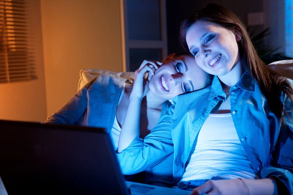 GIrlfriends on a sofa with laptop — Stock Photo, Image