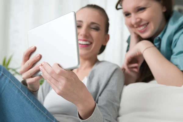 Usměvavá děvčata s tabletem — Stock fotografie