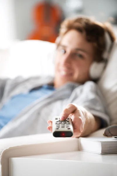 Man met stereo afstandsbediening — Stockfoto