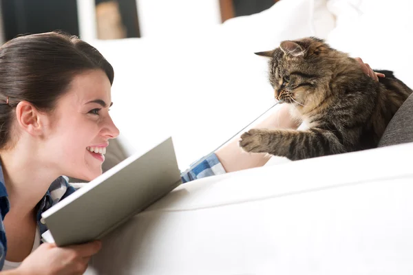 Donna che gioca con gatto — Foto Stock