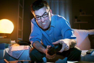 gece geç saatlerde video oyunları oynarken