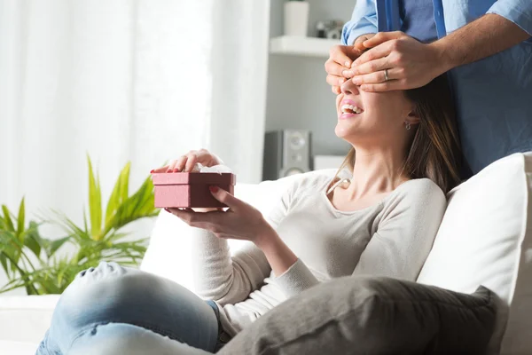 Romantic couple with present — Stock Photo, Image