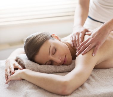 Spa'da rahatlatıcı sırt masajı