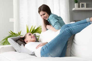 oturma odasında kız gülümseyerek