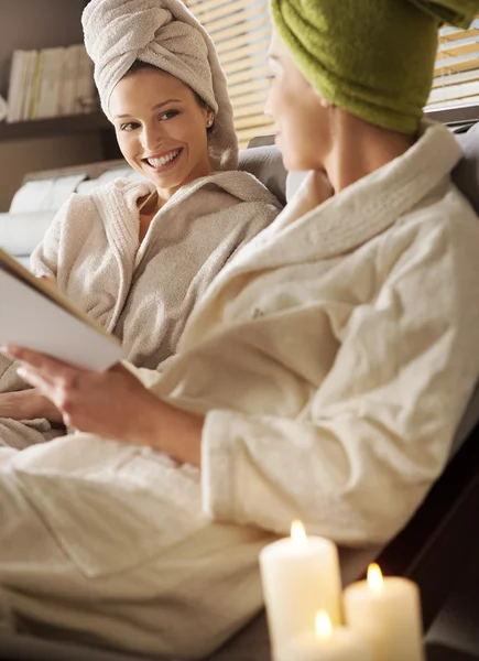 Mujeres disfrutando de tratamientos de spa . — Foto de Stock