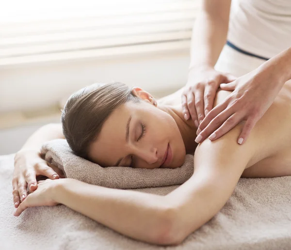 Расслабляющий массаж спины в спа — стоковое фото