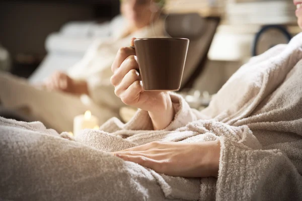 Donne che si rilassano al centro benessere — Foto Stock