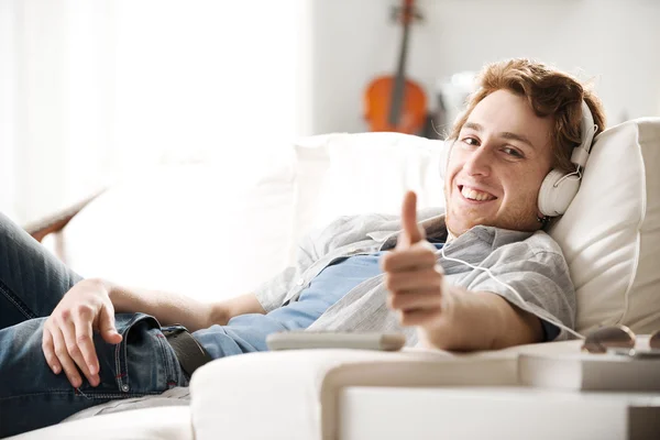 Mann mit Kopfhörer und Daumen hoch — Stockfoto