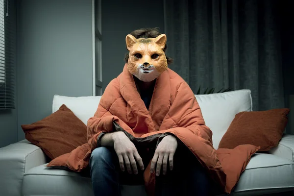 Homem com máscara de raposa — Fotografia de Stock