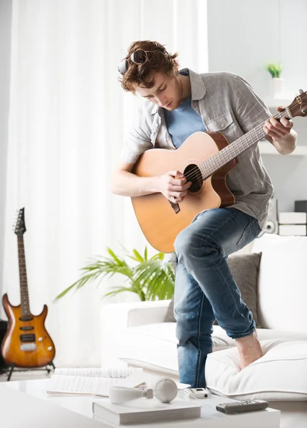 Songwriter komponiert ein Lied — Stockfoto