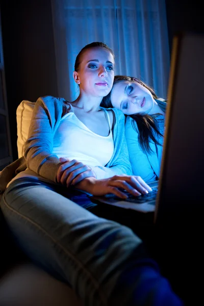 Vriendinnen op een sofa met laptop — Stockfoto