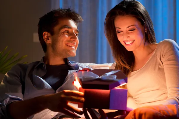 Romantic couple with present — Stock Photo, Image