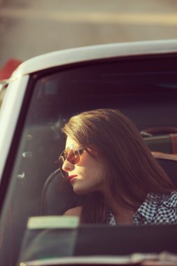 Cabrio araba içinde uyuyan kadın