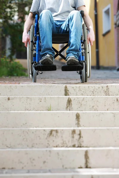 Escadas inacessíveis da cadeira de rodas — Fotografia de Stock