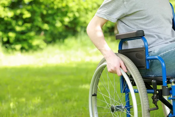 Homme en fauteuil roulant — Photo