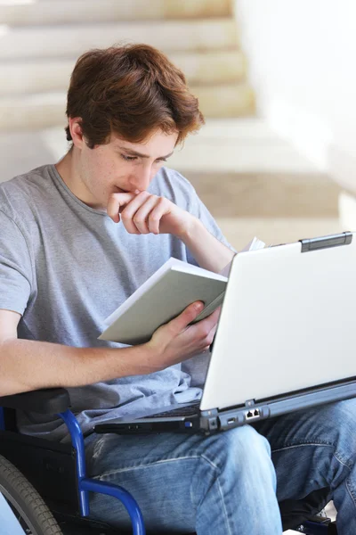 Студент в инвалидной коляске — стоковое фото