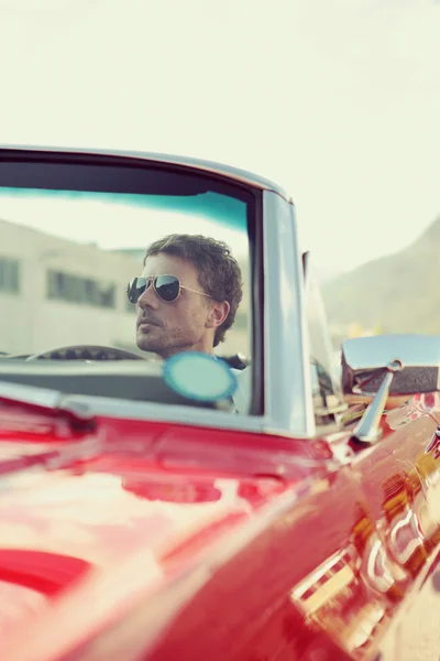 Hombre guapo conduciendo un coche descapotable — Foto de Stock