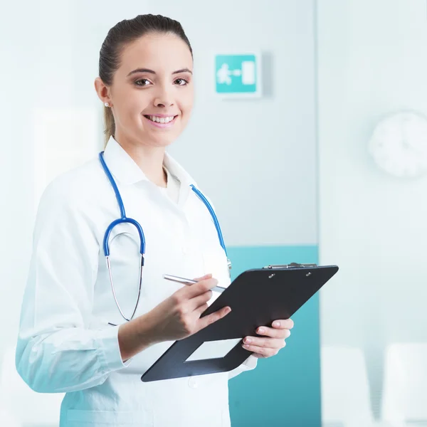 Jonge mooie dokter — Stockfoto