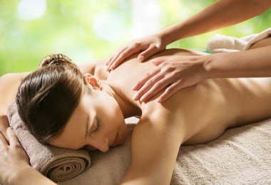 Spa'da rahatlatıcı sırt masajı