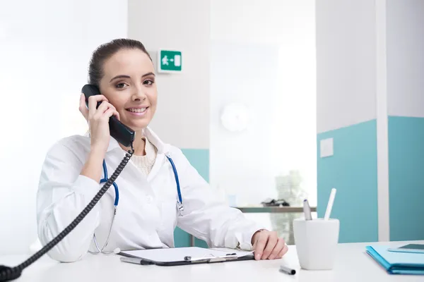 Doctor talking on phone — Stock Photo, Image