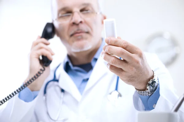 Arzt am Telefon — Stockfoto