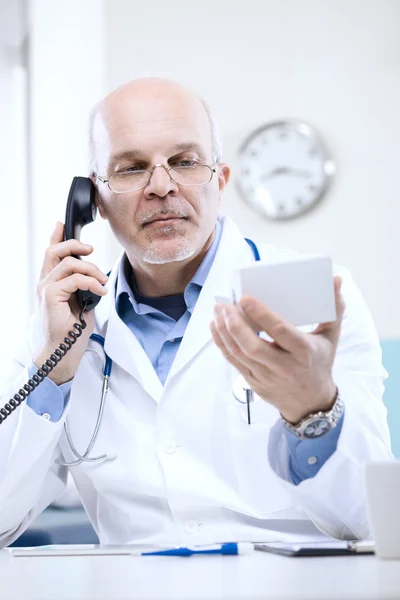 Dokter aan de telefoon. — Stockfoto