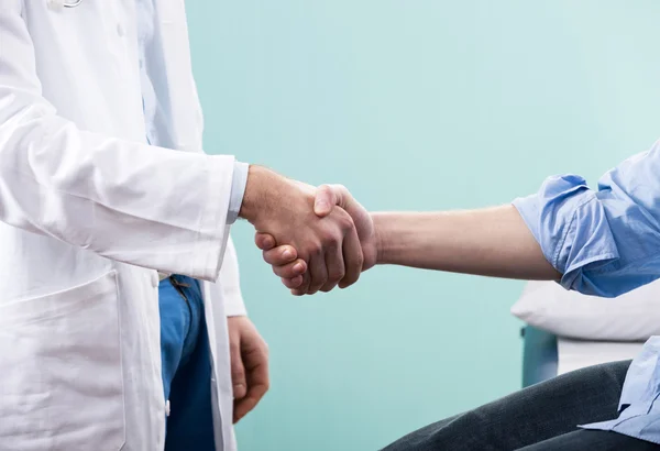 Doctor and patient handshake — Stock Photo, Image