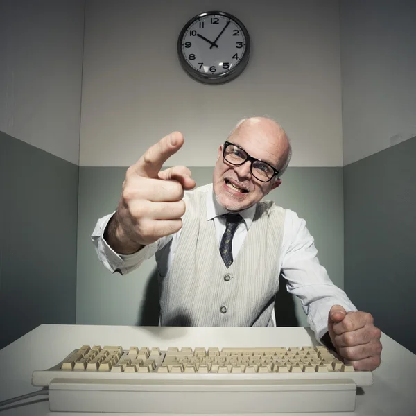 Angry office worker yelling at computer — Stock Photo, Image