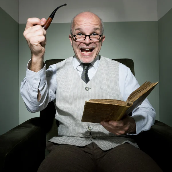 Senior läsa i hans vardagsrum — Stockfoto