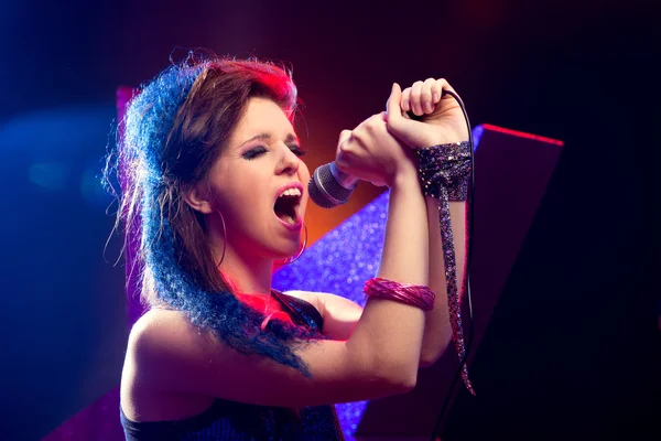 Estrela pop cantando no palco — Fotografia de Stock