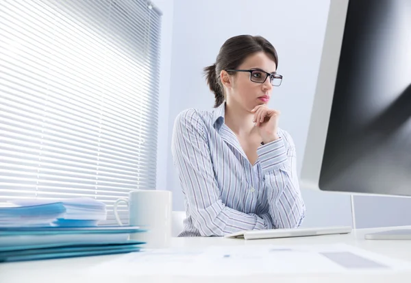 Nachdenkliche Geschäftsfrau am Schreibtisch — Stockfoto