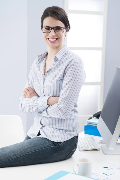 Selbstbewusste junge Geschäftsfrau — Stockfoto