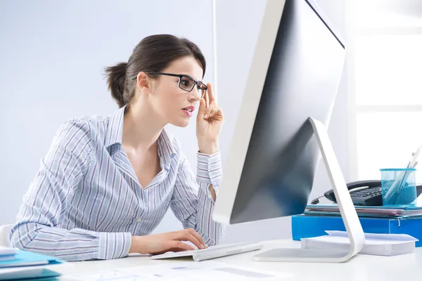 Office worker staring at computer screen — Stock Photo, Image