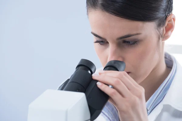 Vrouwelijke onderzoeker met behulp van Microscoop close-up — Stockfoto