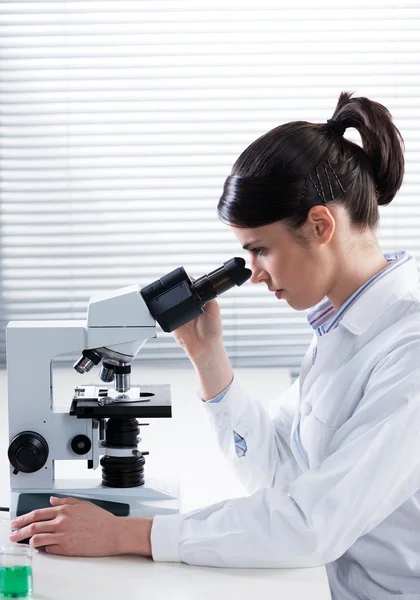 Female researcher analyzing samples — Stock Photo, Image