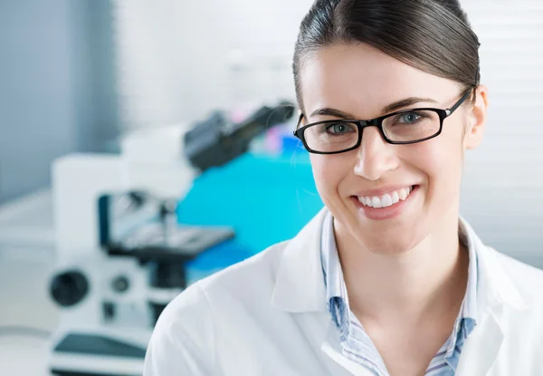 Investigadora no laboratório de química — Fotografia de Stock