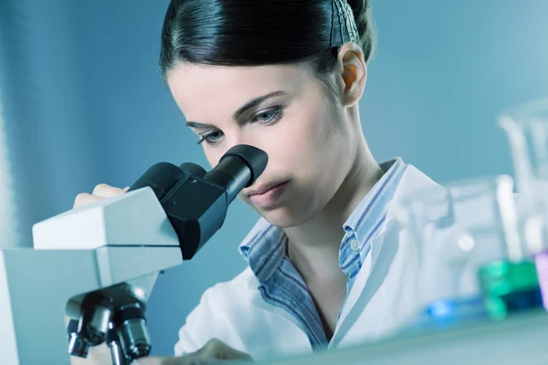 Vrouwelijke onderzoeker met behulp van de Microscoop — Stockfoto