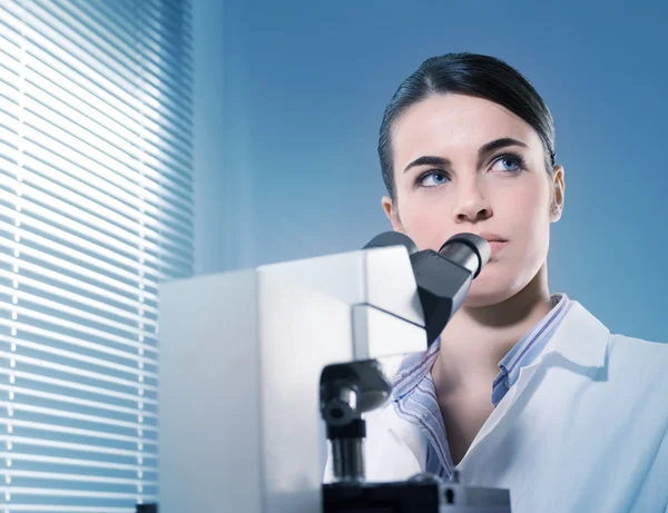 Female researcher thinking — Stock Photo, Image